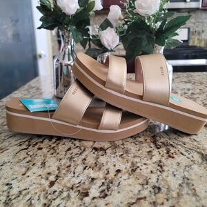 Reef Hali HI 2 Bar Women’s Sandal  Champagne  Metallic Platform Size 8 New